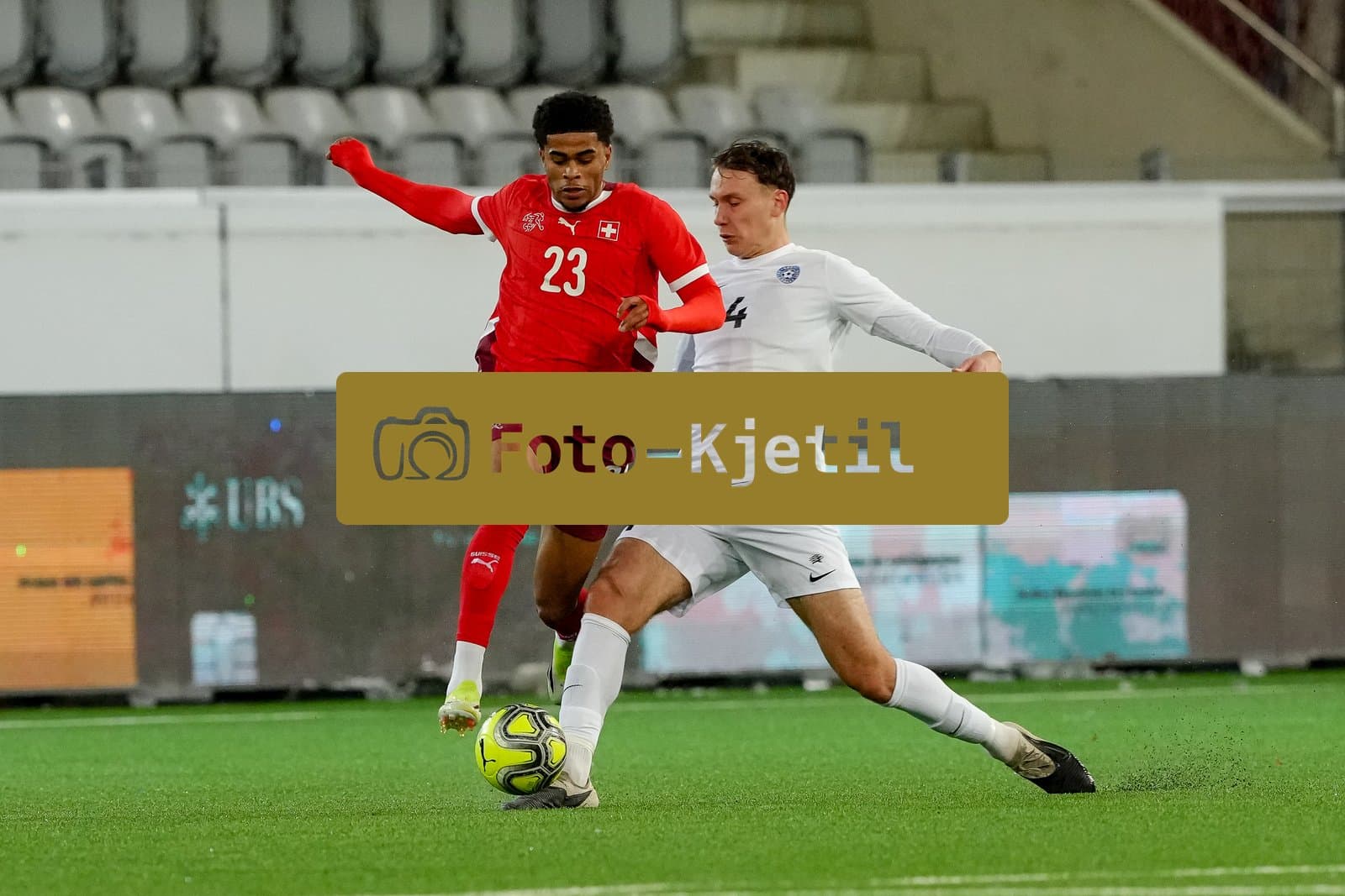 Schweiz: EM-Qualifikation U21 2026, Schweiz vs Estland - Stockhorn Arena, Thun: Noah Streit (23 Men Switzerland) im Duell mit Oscar Pihela (4 Estonia)
