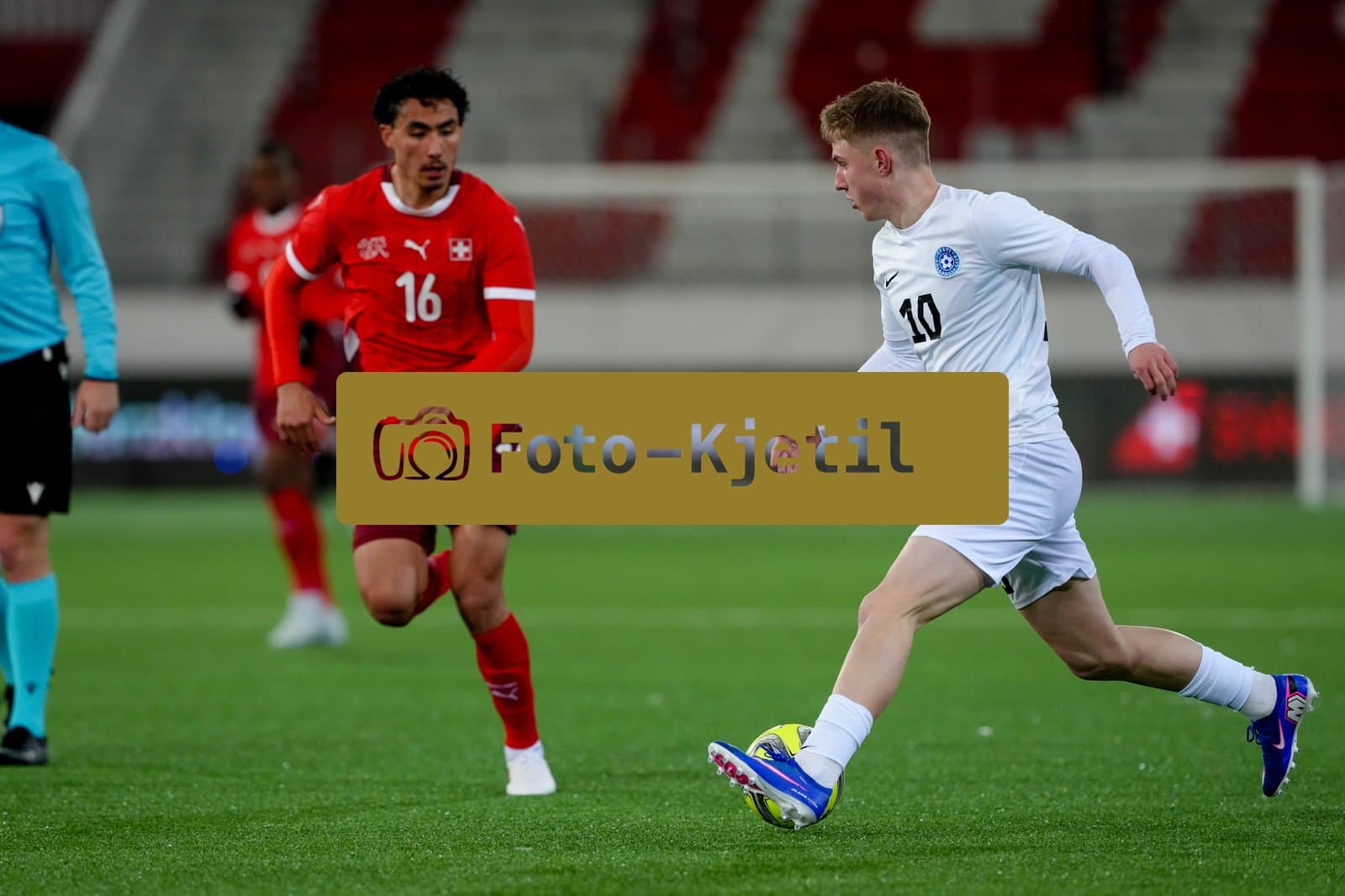 Schweiz: EM-Qualifikation U21 2026, Schweiz vs Estland - Stockhorn Arena, Thun: Cheveyo Tsawa (16 Men Switzerland) gegen Maksimilian Skvortsov (10 Estonia)