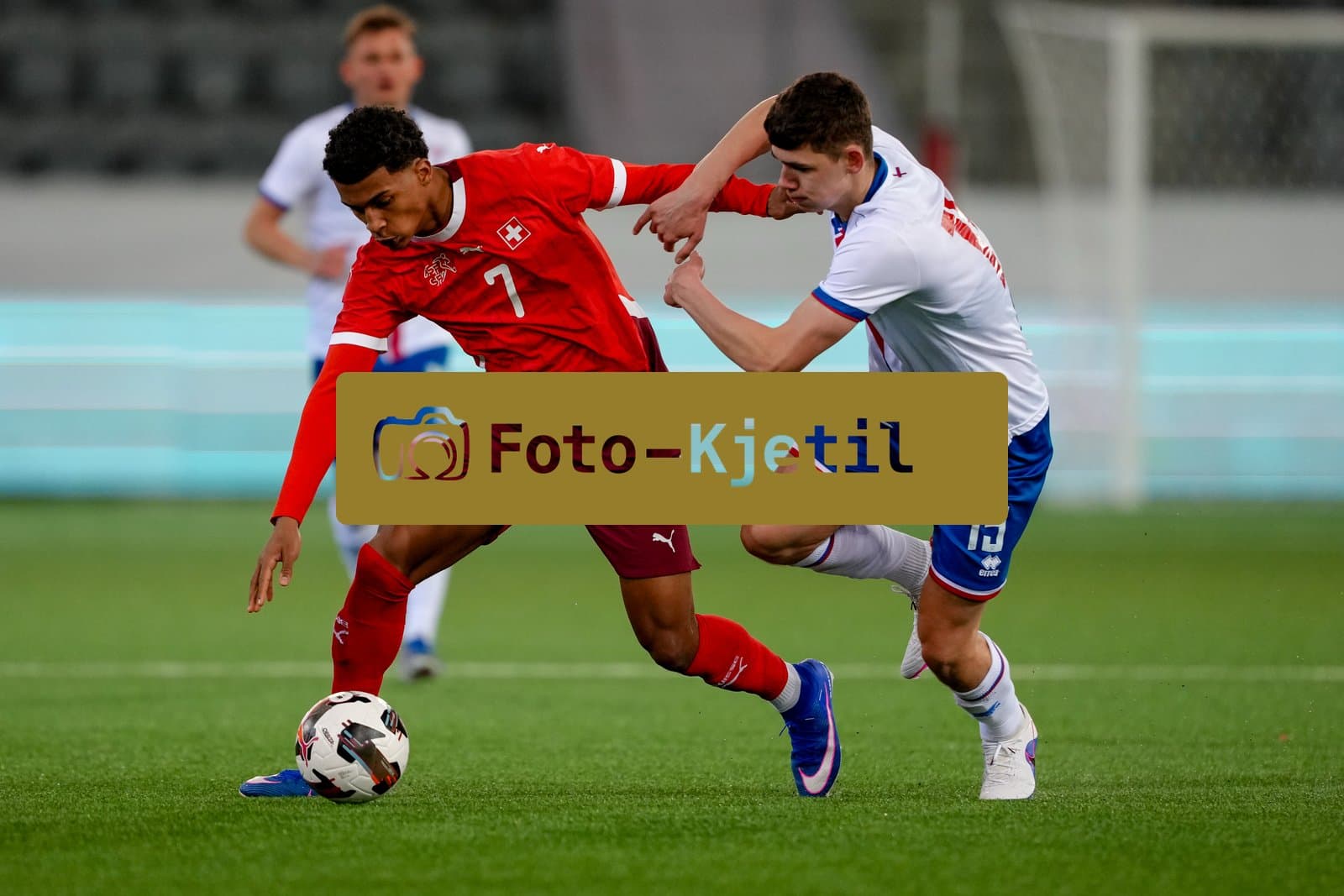 Schweiz: EM-Qualifikation U21 2026, Schweiz vs Färöer-Inseln - Stockhorn Arena, Thun: Arni Noa Atlason (15 Faroe Islands) gegen Junior Ze (7 Men Switzerland)