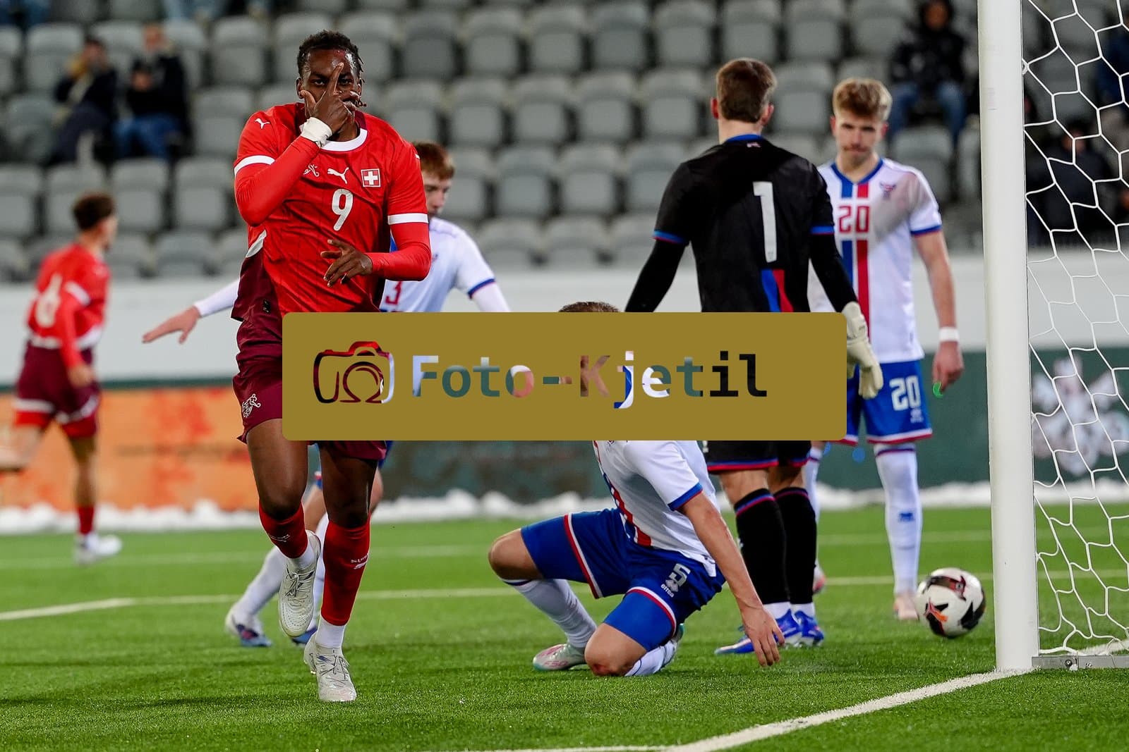 Schweiz: EM-Qualifikation U21 2026, Schweiz vs Färöer-Inseln - Stockhorn Arena, Thun: Winsley Boteli (9 Men Switzerland) jubelt nach seinem Tor