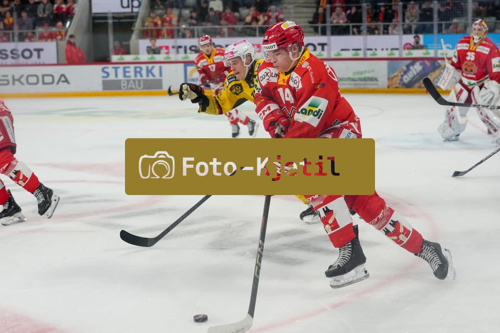 Schweiz: National League Play-In Runde 1, Spiel 1 2025/26, EHC Biel-Bienne vs SC Bern - Tissot Arena, Biel-Bienne: Niklas Blessing (14 EHCB) in Aktion