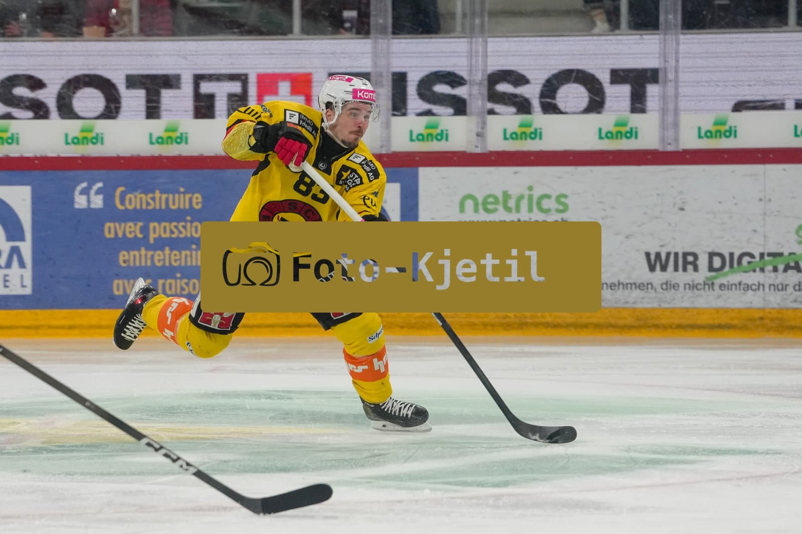Schweiz: National League Play-In Runde 1, Spiel 1 2025/26, EHC Biel-Bienne vs SC Bern - Tissot Arena, Biel-Bienne: Marco Müller - Marco Muller (83 SCB) in Aktion