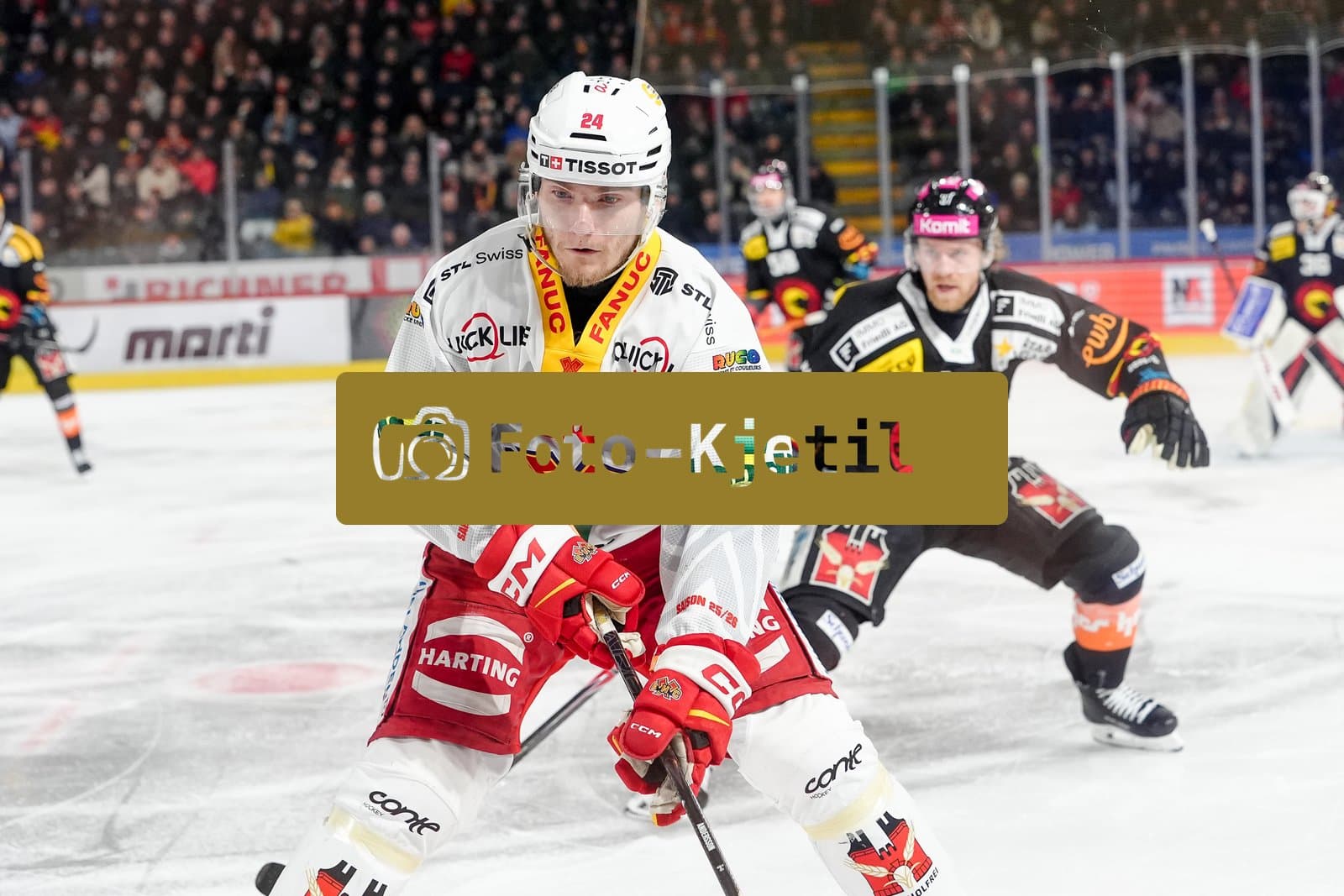 Schweiz: National League Play-In Runde 1, Spiel 2 2025/26, SC Bern vs EHC Biel-Bienne - PostFinance Arena, Bern: Lias Andersson (24 EHCB) in Aktion