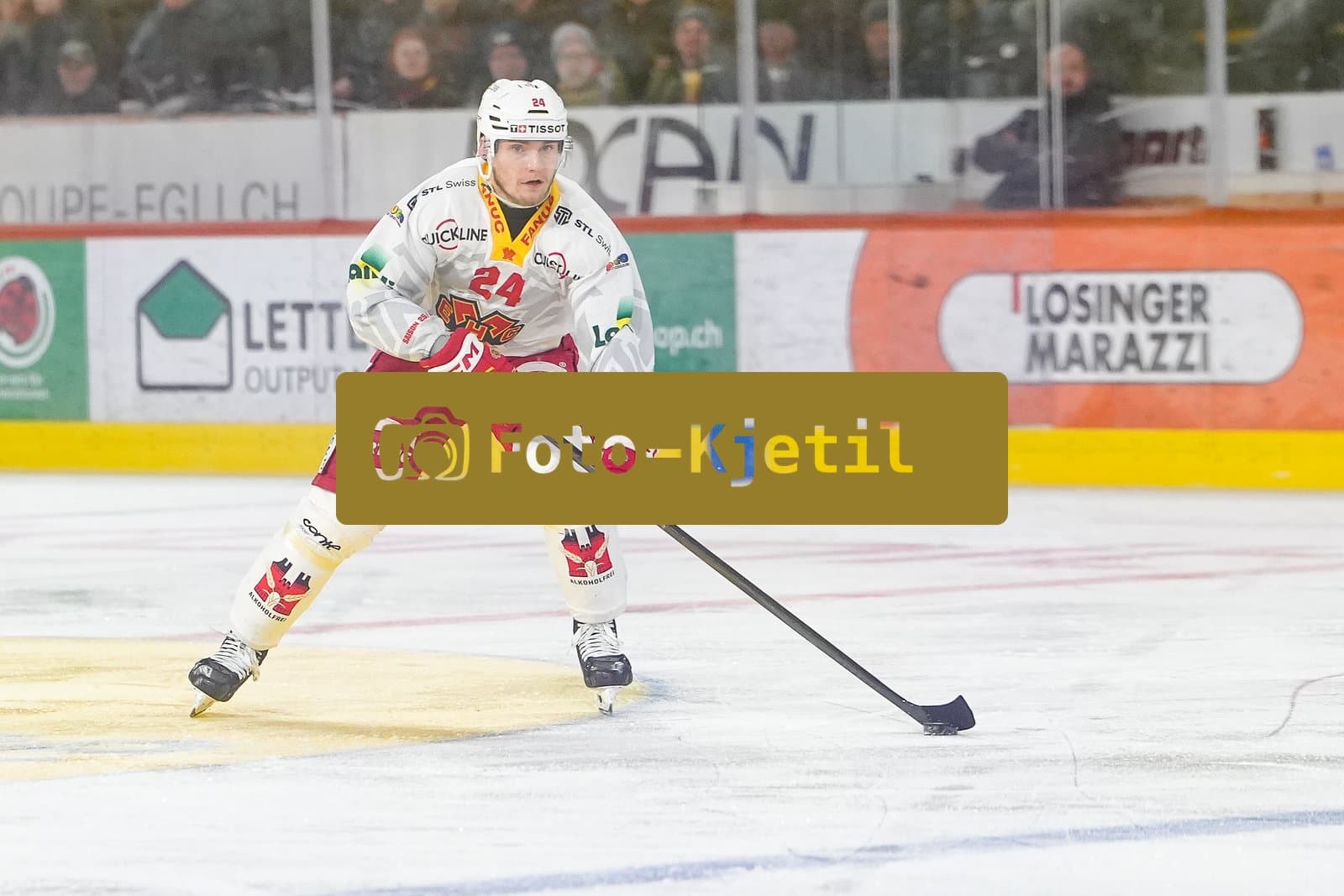 Schweiz: National League Play-In Runde 1, Spiel 2 2025/26, SC Bern vs EHC Biel-Bienne - PostFinance Arena, Bern: Lias Andersson (24 EHCB) in Aktion