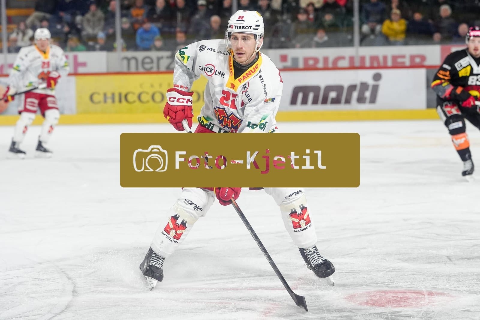 Schweiz: National League Play-In Runde 1, Spiel 2 2025/26, SC Bern vs EHC Biel-Bienne - PostFinance Arena, Bern: Johnny Kneubuehler (22 EHCB) in Aktion