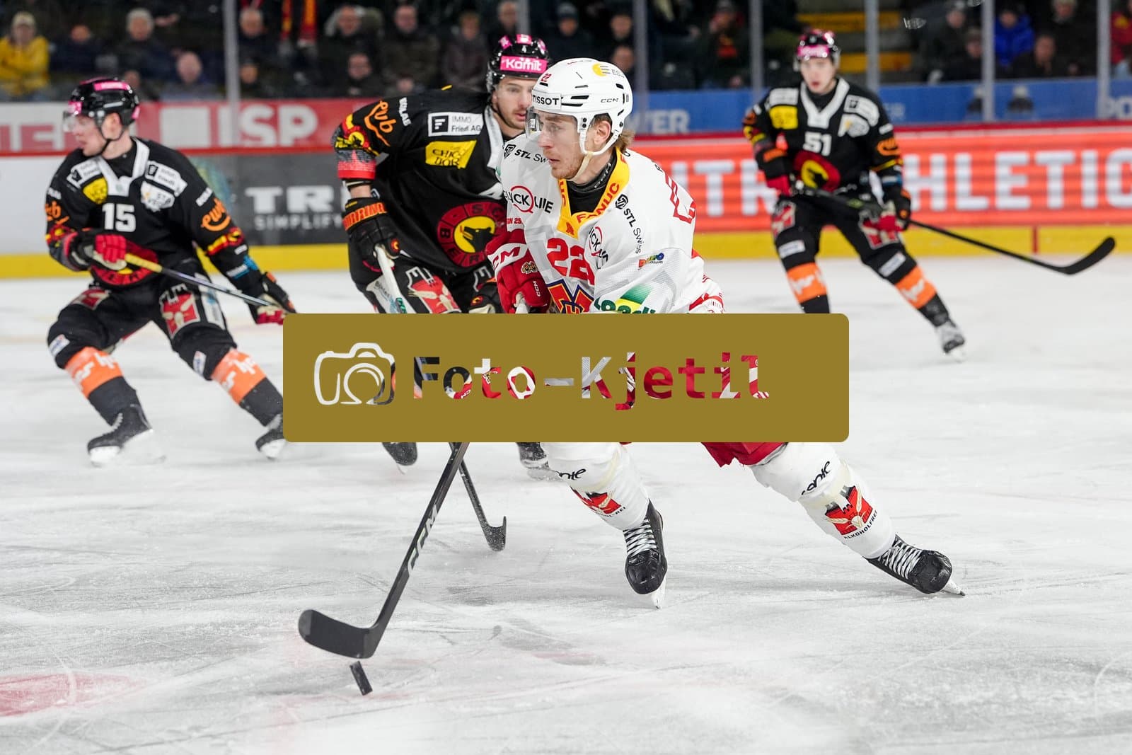 Schweiz: National League Play-In Runde 1, Spiel 2 2025/26, SC Bern vs EHC Biel-Bienne - PostFinance Arena, Bern: Johnny Kneubuehler (22 EHCB) in Aktion