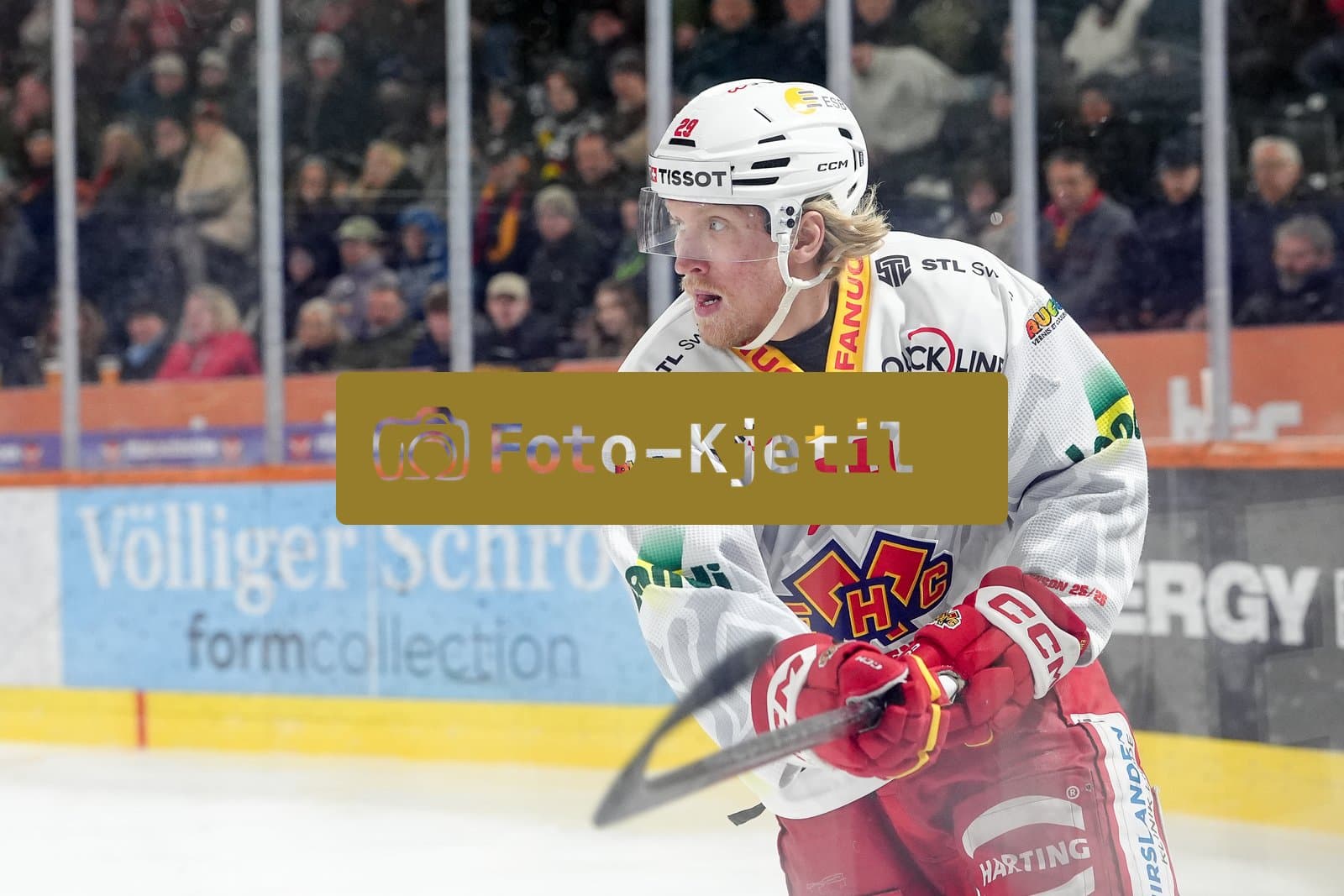 Schweiz: National League Play-In Runde 1, Spiel 2 2025/26, SC Bern vs EHC Biel-Bienne - PostFinance Arena, Bern: Marcus Sylvegard (29 EHCB) in Aktion