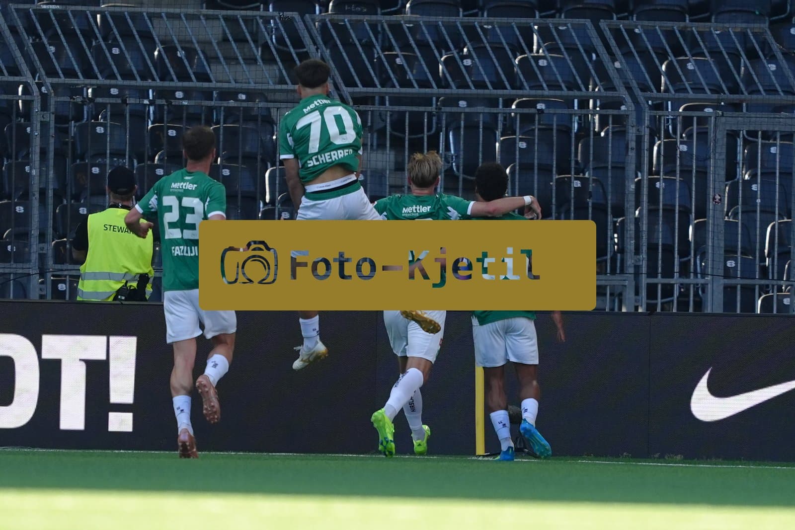 Schweiz: Super League 2025 - 2026, BSC Young Boys vs FC St. Gallen - Stadion Wankdorf, Bern: Chima Okoroji (36 St. Gallen) jubelt nach seinem Tor zum 1:2 mit dem Team