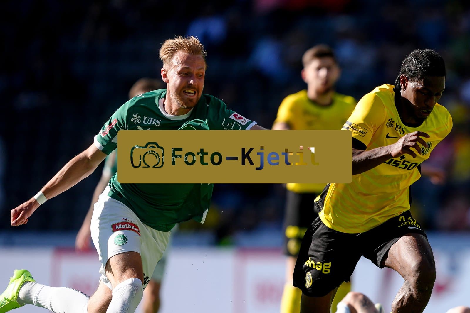 Schweiz: Super League 2025 - 2026, BSC Young Boys vs FC St. Gallen - Stadion Wankdorf, Bern: Lukas Daschner (10 St. Gallen) gegen Joel Monteiro (77 Young Boys)