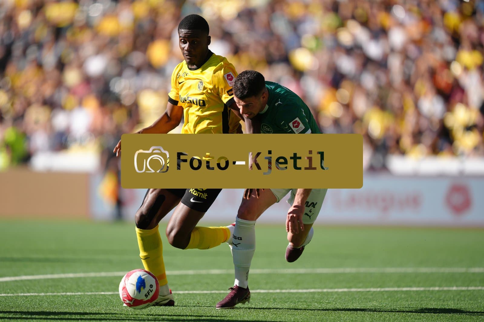 Schweiz: Super League 2025 - 2026, BSC Young Boys vs FC St. Gallen - Stadion Wankdorf, Bern: Chris Bedia (29 Young Boys) im Duell mit Jozo Stanic (4 St. Gallen)