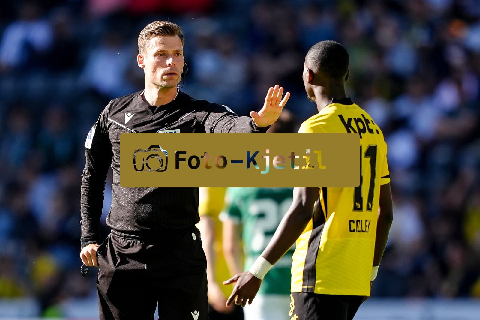 Schweiz: Super League 2025 - 2026, BSC Young Boys vs FC St. Gallen - Stadion Wankdorf, Bern: Schiedsrichter Urs Schnyder mit Geste gegen Ebrima Colley (11 Young Boys)