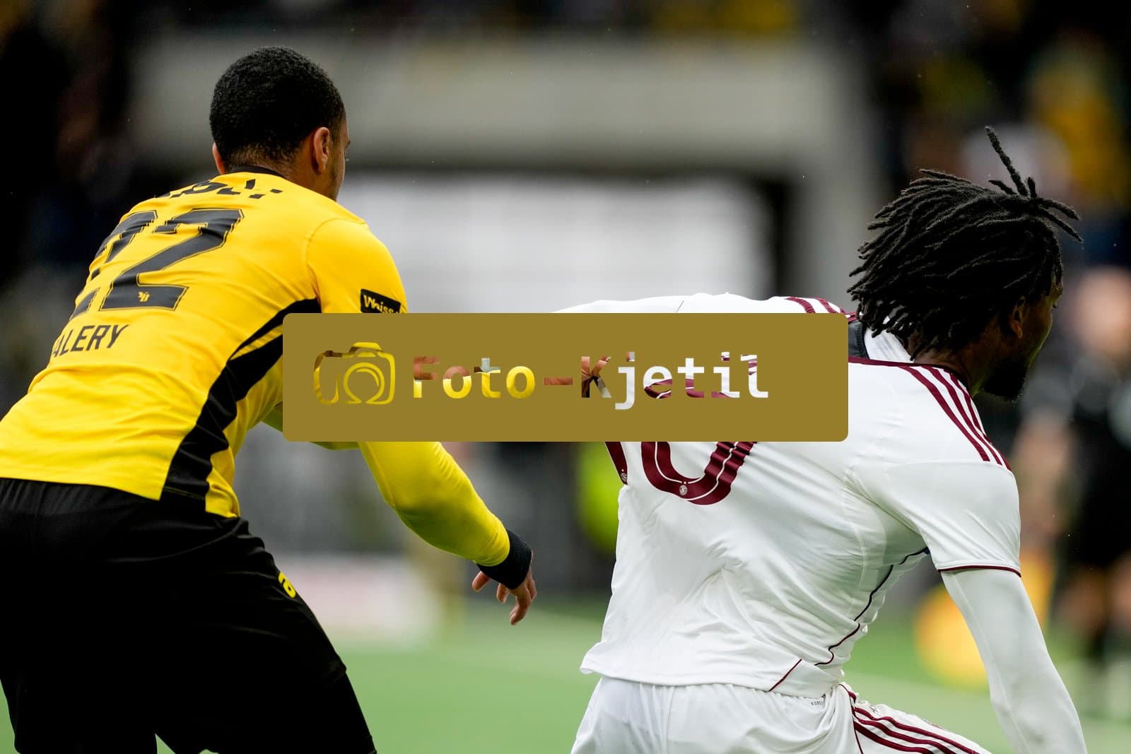 Schweiz: Super League 2025/26, BSC Young Boys vs Servette FC - Stadion Wankdorf, Bern: Yan Valery (22 Young Boys) im Duell mit Junior Kadile (10 Servette)