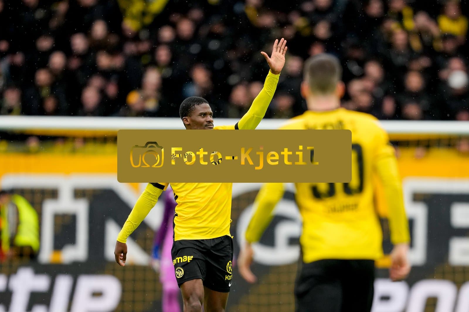 Schweiz: Super League 2025/26, BSC Young Boys vs Servette FC - Stadion Wankdorf, Bern: Chris Bedia (29 YB) jubelt nach seinem Tor zum 1:1