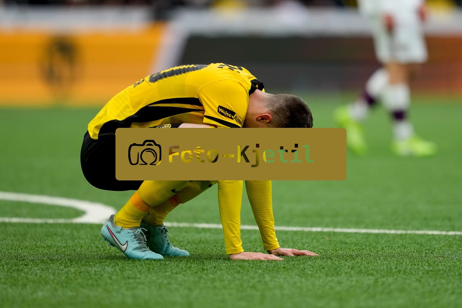Schweiz: Super League 2025/26, BSC Young Boys vs Servette FC - Stadion Wankdorf, Bern: Sandro Lauper (30 Young Boys) enttäuscht am Boden nach dem Spiel gegen Servette FC