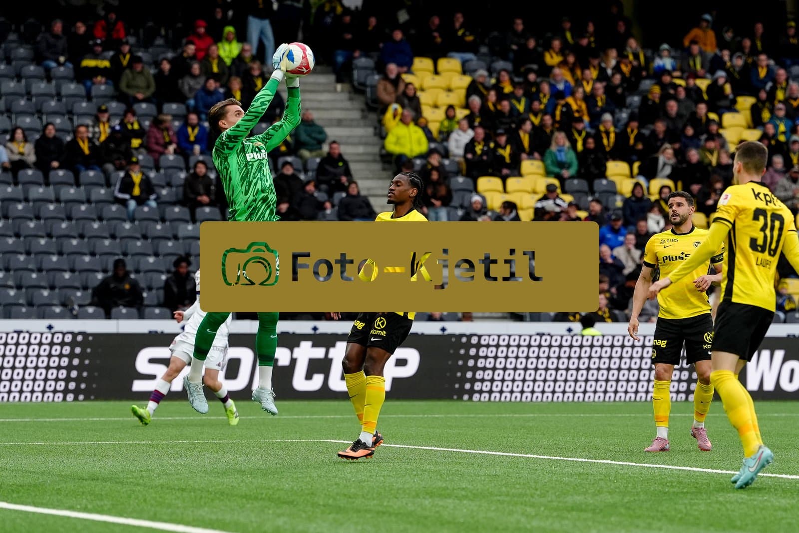 Schweiz: Super League 2025/26, BSC Young Boys vs Servette FC - Stadion Wankdorf, Bern: Marvin Keller (1 Young Boys) in Aktion