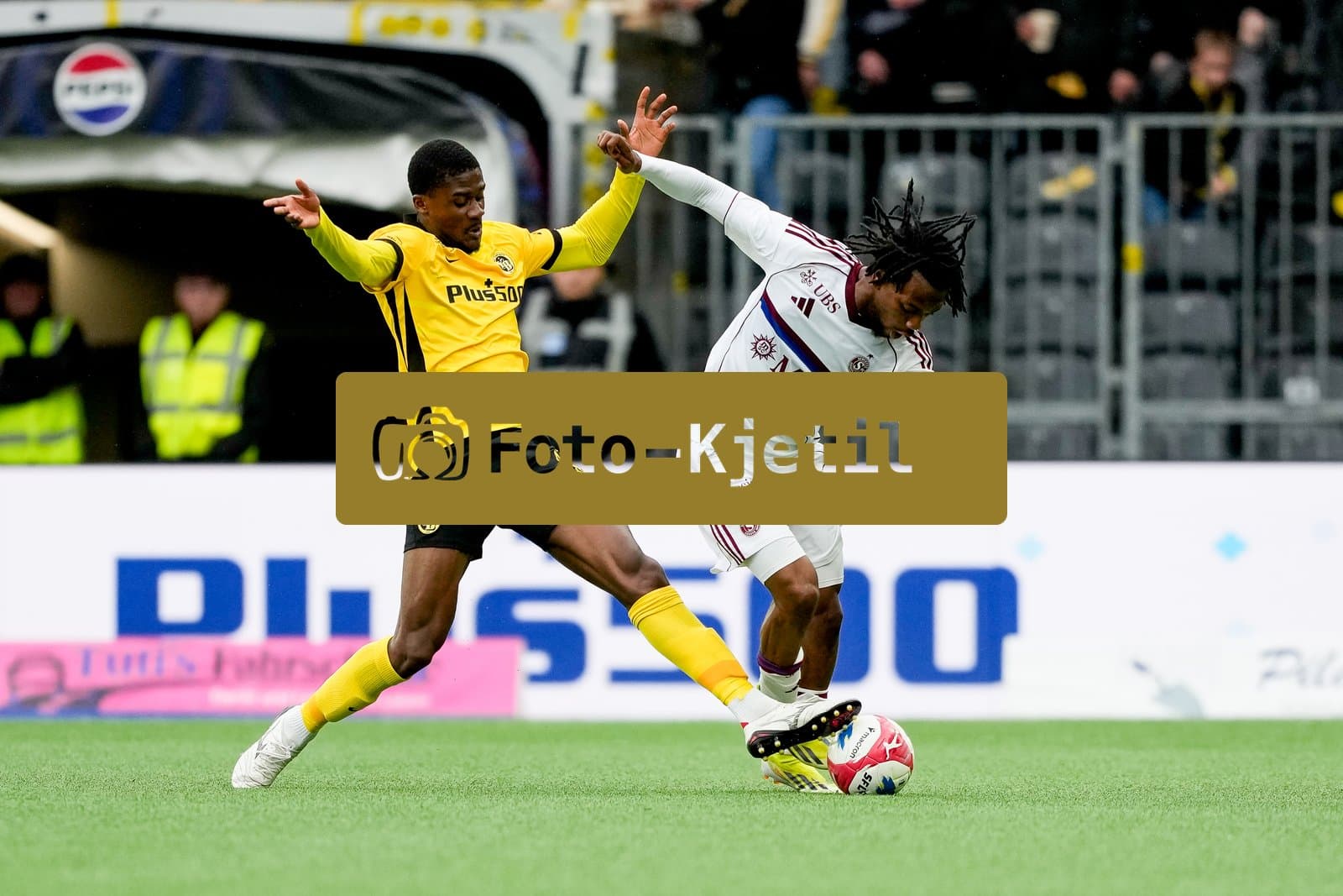 Schweiz: Super League 2025/26, BSC Young Boys vs Servette FC - Stadion Wankdorf, Bern: Chris Bedia (29 YB) im Duell mit Junior Kadile (10 Servette)