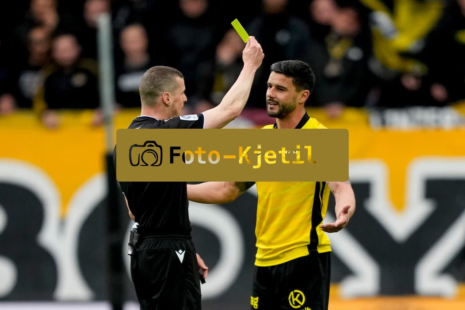Schweiz: Super League 2025/26, BSC Young Boys vs Servette FC - Stadion Wankdorf, Bern: Loris Benito (23 YB) bekommt gelbe Karte von Schiedsrichter Nico Gianforte