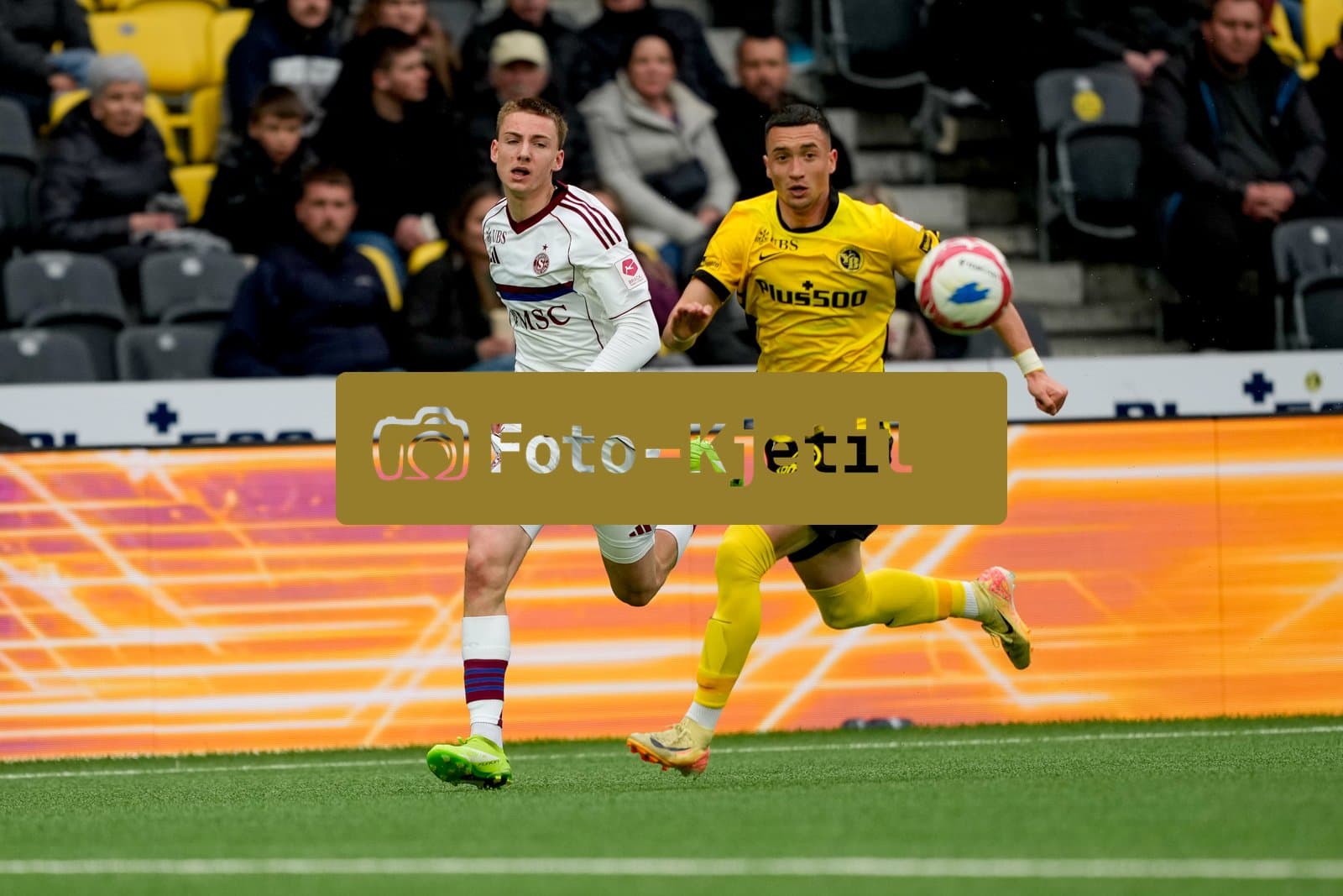 Schweiz: Super League 2025/26, BSC Young Boys vs Servette FC - Stadion Wankdorf, Bern: Stefan Bukinac (33 YB) gegen Thomas Lopes (36 SFC)