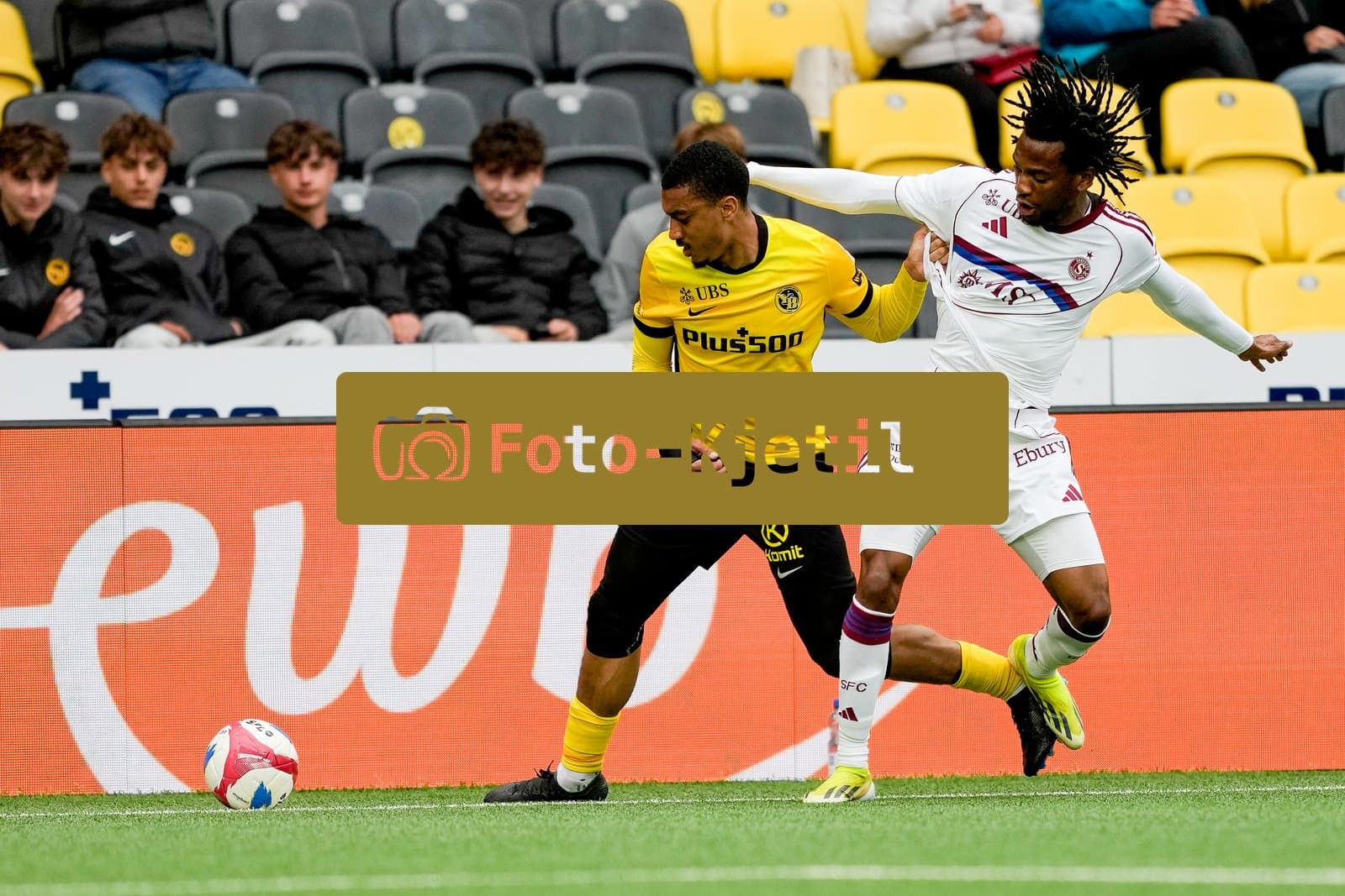 Schweiz: Super League 2025/26, BSC Young Boys vs Servette FC - Stadion Wankdorf, Bern: Yan Valery (22 YB) gegen Junior Kadile (10 SFC)