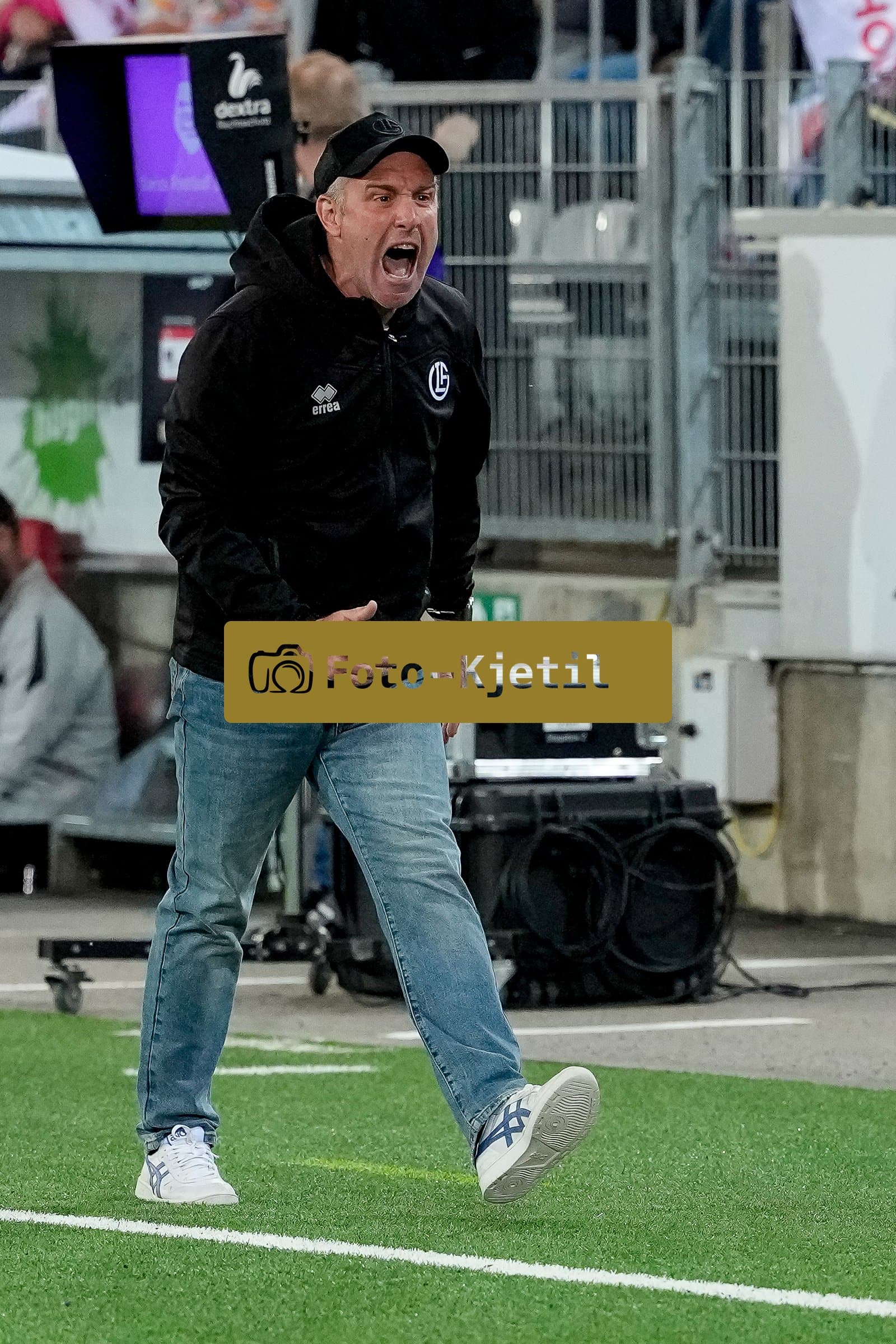 Schweiz: Super League 2025 - 2026, FC Thun vs FC Lugano - Stockhorn Arena, Thun: Cheftrainer Mattia Croci-Torti (FC Lugano) ist wütend
