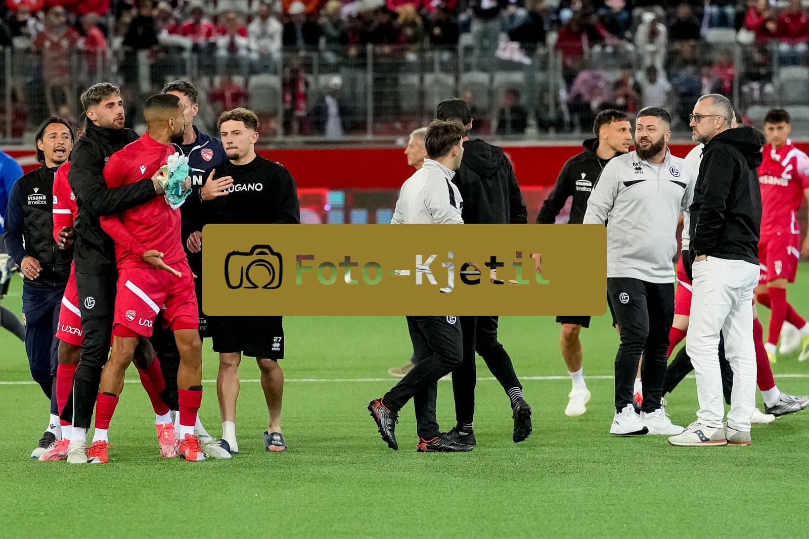 Schweiz: Super League 2025 - 2026, FC Thun vs FC Lugano - Stockhorn Arena, Thun: Leichte Ausschreitungen nach dem Spiel zwischen den Spielern des FC Thun und FC Lugano