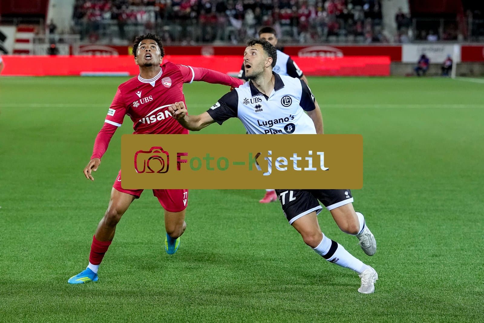 Schweiz: Super League 2025 - 2026, FC Thun vs FC Lugano - Stockhorn Arena, Thun: Anto Grgic (8 FC Lugano) gegen Ethan Meichtry (77 Thun)