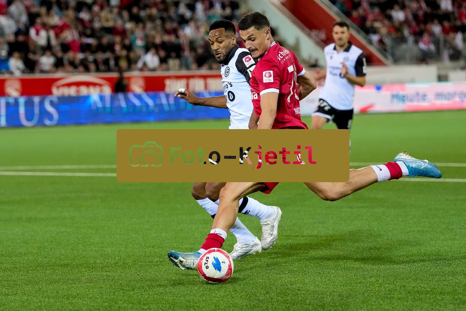 Schweiz: Super League 2025 - 2026, FC Thun vs FC Lugano - Stockhorn Arena, Thun: Elmin Rastoder (74 Thun) gegen Hannes Delcroix (3 FC Lugano)