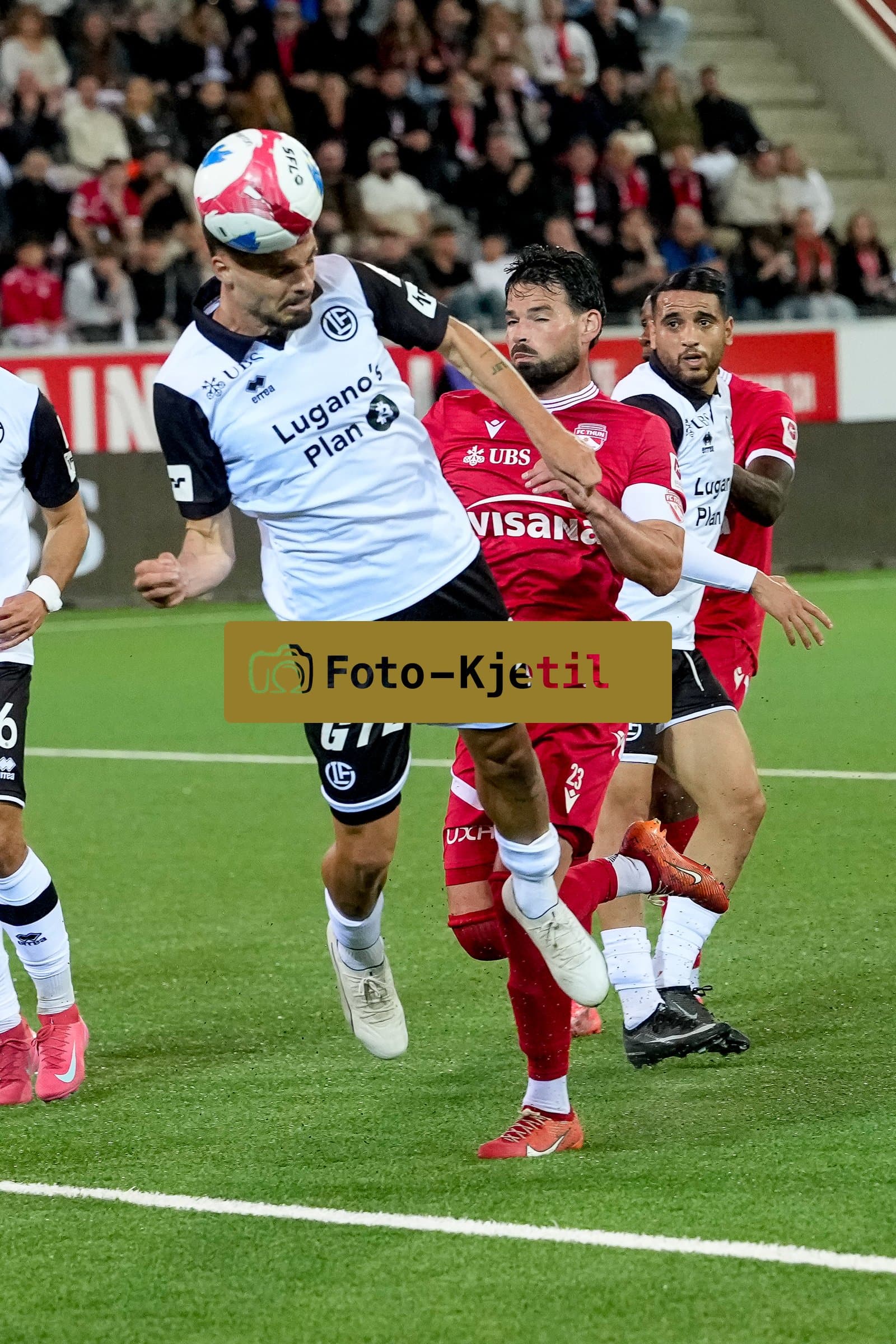 Schweiz: Super League 2025 - 2026, FC Thun vs FC Lugano - Stockhorn Arena, Thun: Hadj Mahmoud (29 FC Lugano) gegen Marco Bürki - Marco Burki (23 Thun)