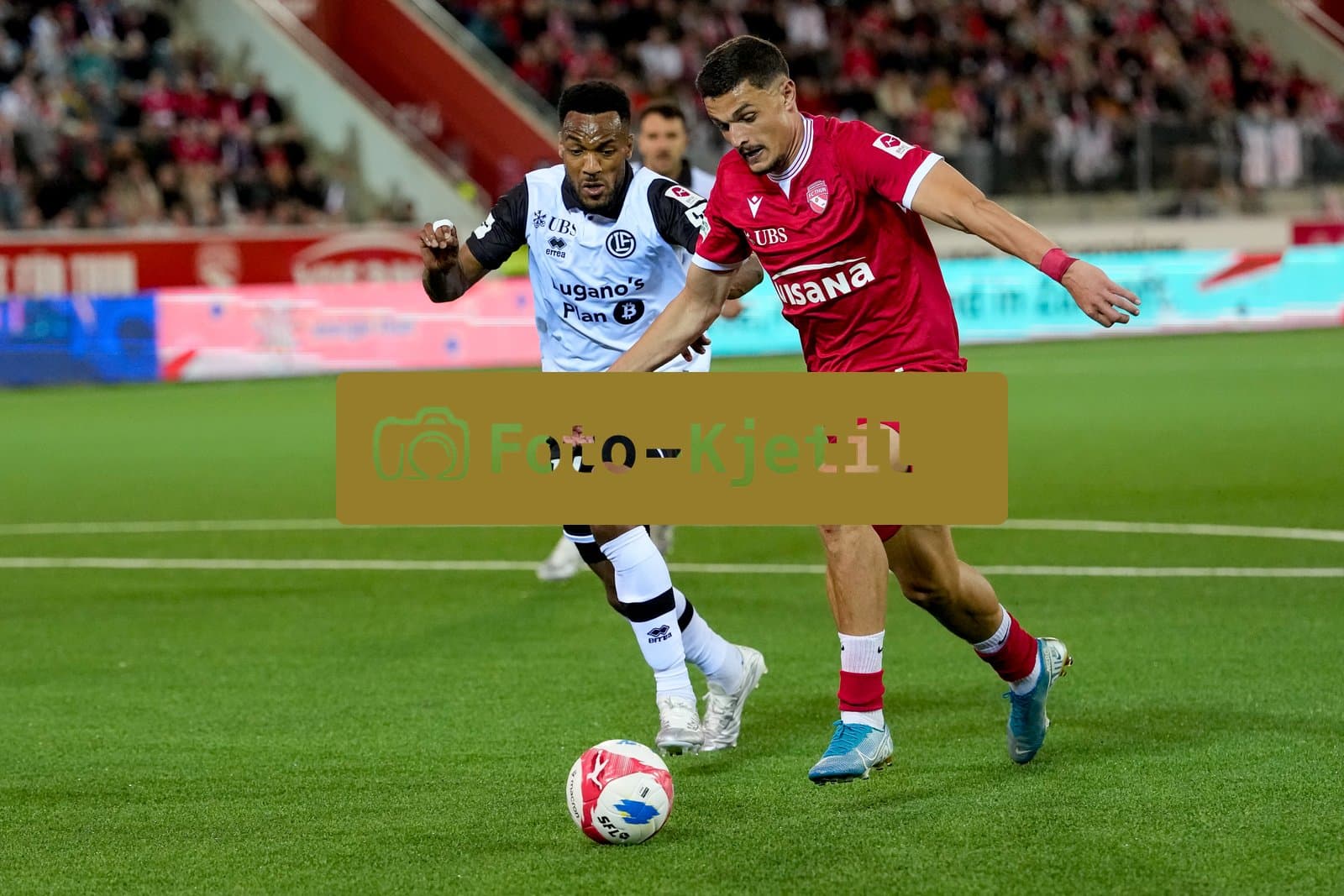 Schweiz: Super League 2025 - 2026, FC Thun vs FC Lugano - Stockhorn Arena, Thun: Elmin Rastoder (74 Thun) gegen Hannes Delcroix (3 FC Lugano)