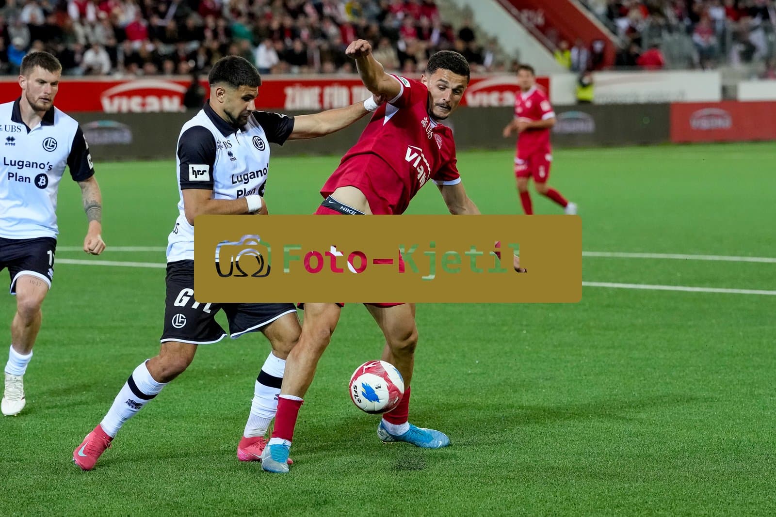 Schweiz: Super League 2025 - 2026, FC Thun vs FC Lugano - Stockhorn Arena, Thun: Elmin Rastoder (74 Thun) gegen Antonios Papadopoulos (6 FC Lugano)