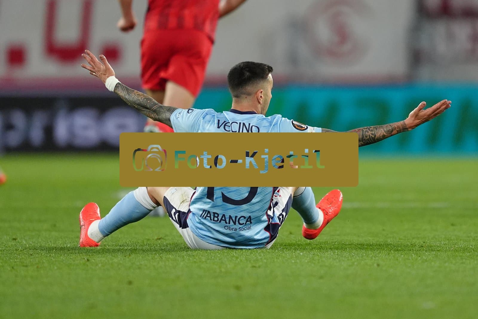 Deutschland: UEFA Europa League Viertelfinale Hinspiel 2025/26, SC Freiburg vs Celta Vigo - Europa-Park-Stadion, Freiburg im Breisgau: Matias Vecino (15 Celta) auf dem Boden