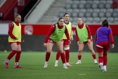 Schweiz: AXA Womens Super League 2025/26, FC Thun vs FC St.Gallen 1879 - Stockhorn Arena, Thun: Shenia Schmid (61 Thun), Rilana Ueltschi (29 Thun) und Jael Jost (77 Thun) beim Warmup