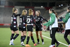 Schweiz: AXA Womens Super League 2025/26, FC Thun vs FC St.Gallen 1879 - Stockhorn Arena, Thun: Lea Eisenring (23 FC St.Gallen) jubelt nach ihrem Tor mit dem Team