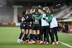 Schweiz: AXA Womens Super League 2025/26, FC Thun vs FC St.Gallen 1879 - Stockhorn Arena, Thun: Lea Eisenring (23 FC St.Gallen) jubelt nach ihrem Tor mit dem Team