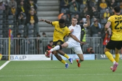 Schweiz: Brack Super League 2025/26, BSC Young Boys vs FC Zurich - Stadion Wankdorf, Bern: David Vujevic (35 Zurich) mit einem Foul an Alvyn Sanches (10 Young Boys)