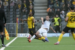 Schweiz: Brack Super League 2025/26, BSC Young Boys vs FC Zurich - Stadion Wankdorf, Bern: David Vujevic (35 Zurich) mit einem Foul an Alvyn Sanches (10 Young Boys)